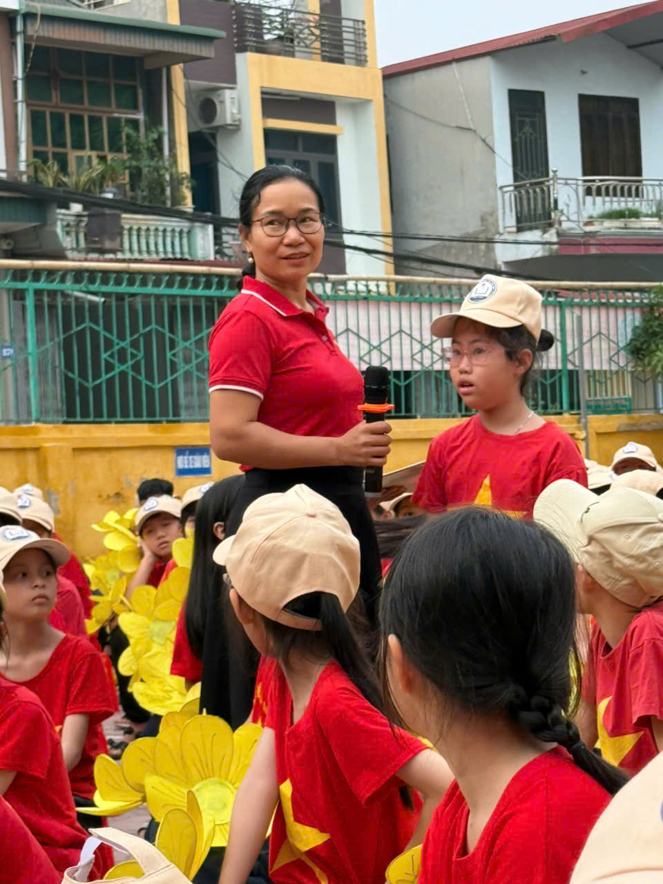 HOẠT ĐỘNG TRẢI NGHIỆM CHÀO MỪNG NGÀY 30-4 VÀ 7-5  CỦA TRƯỜNG TIỂU HỌC TÔ VĨNH DIỆN
