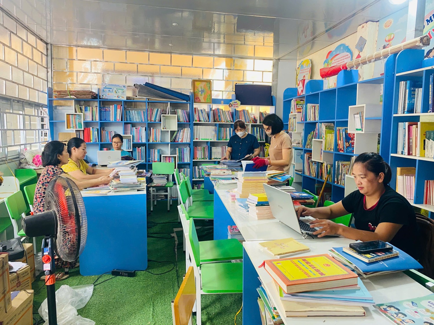 CÁN BỘ, GIÁO VIÊN, NHÂN VIÊN TRƯỜNG TIỂU HỌC TÔ VĨNH DIỆN TỔ CHỨC LAO ĐỘNG VỆ SINH TRƯỜNG LỚP CHUẨN BỊ CHO NĂM HỌC MỚI.